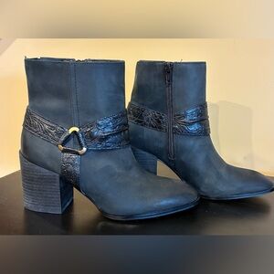 Vionic Carnelia leather ankle Boot Black Tooled Leather Straps SZ. 7.5